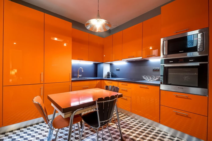 interior de la cocina en colores gris-naranja