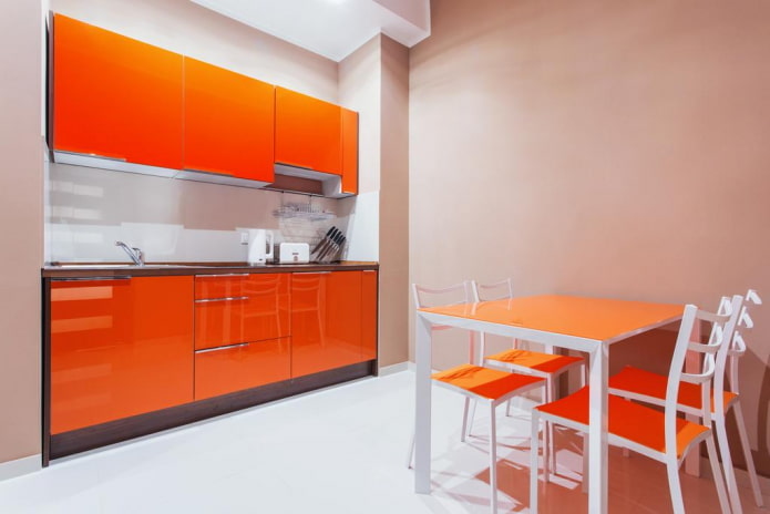 Interior de la cocina en colores beige y naranja.