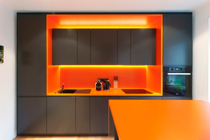 Interior de la cocina en colores negro y naranja.