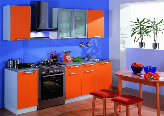 Interior de la cocina en tonos naranja y azul.