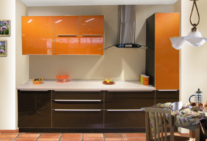 Diseño de interiores de cocina en colores naranja.