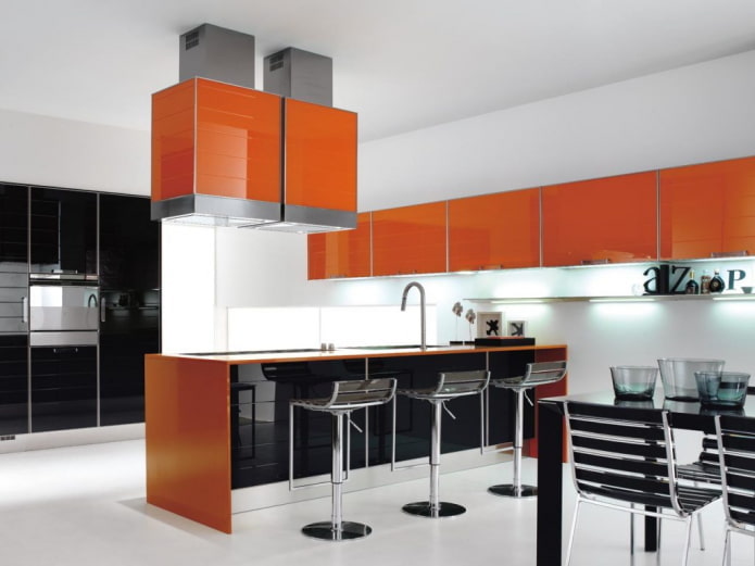 Diseño de interiores de cocina en colores naranja.