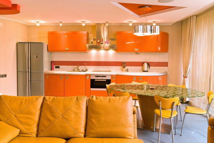 diseño interior de la cocina-sala de estar en colores naranja