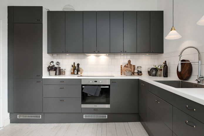 Interior de la cocina en colores gris y blanco.