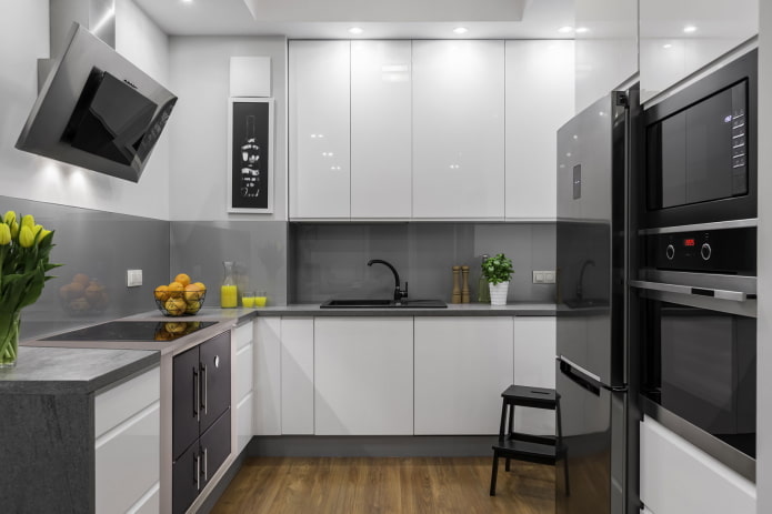 Interior de la cocina en colores gris y blanco.