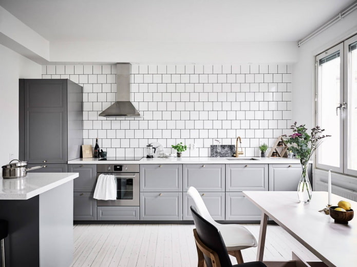 Interior de la cocina en colores gris y blanco.