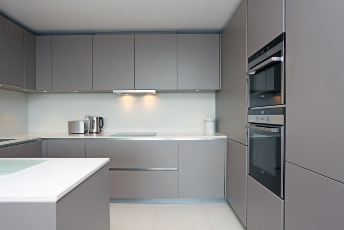 Interior de la cocina en colores gris y blanco.