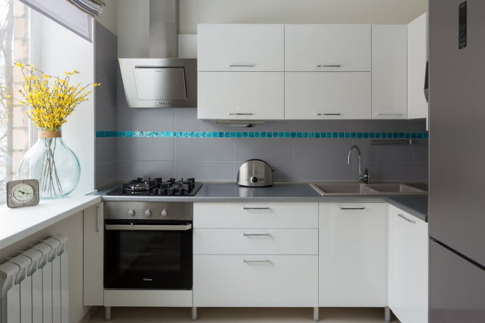 Interior de la cocina en colores gris y blanco.