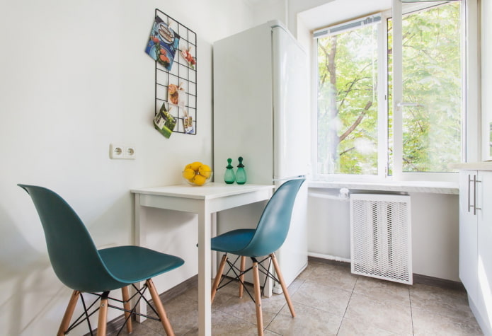 refrigerador cerca de la ventana en el interior de la cocina