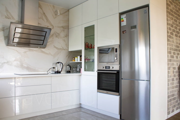 refrigerador en el interior de una pequeña cocina