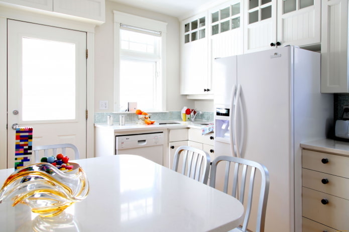 refrigerador en el medio; auriculares en el interior de la cocina