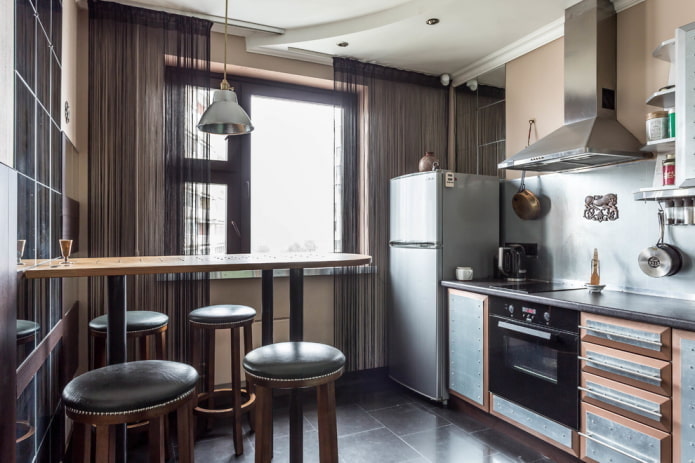 refrigerador en el interior de una pequeña cocina