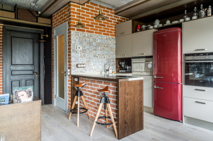 refrigerador en el medio; auriculares en el interior de la cocina