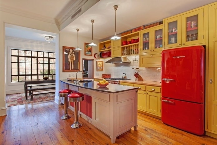 Interior de la cocina en colores amarillo y rojo.