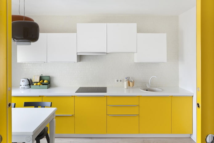 Interior de la cocina en colores amarillo y blanco.