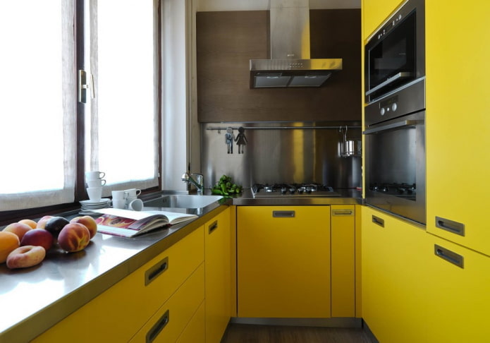 muebles y electrodomésticos en el interior de la cocina en tonos amarillos