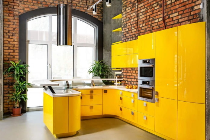 cocina en tonos amarillos en estilo loft