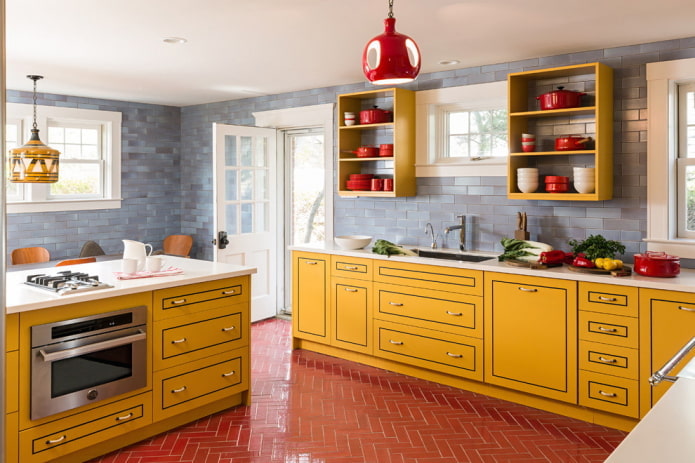 Interior de la cocina en colores amarillo y rojo.