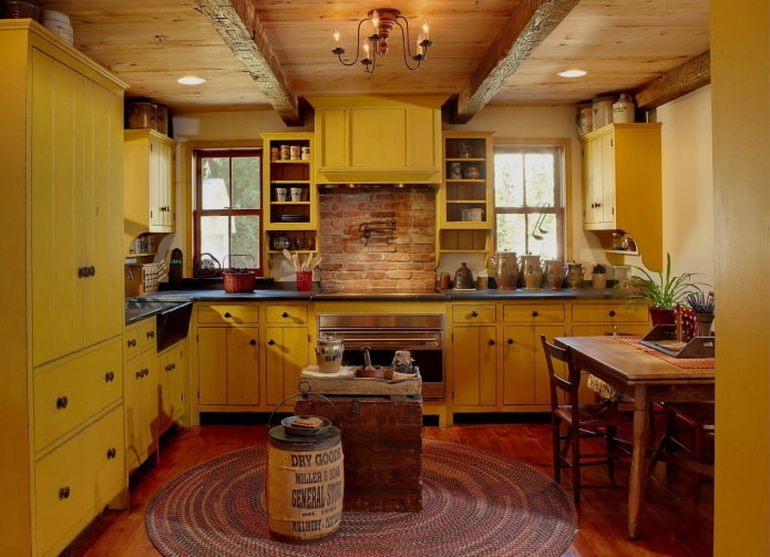 interior de la cocina en tonos amarillo-marrón