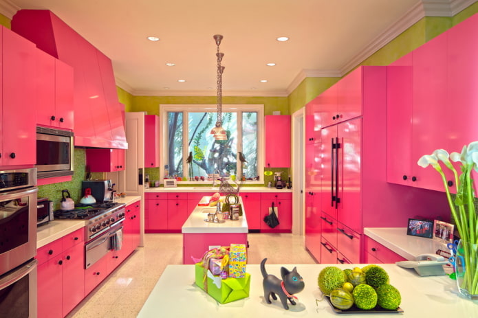 interior de la cocina en colores rosa y verde