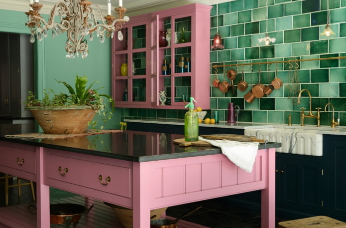 interior de la cocina en colores rosa y verde