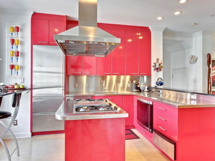 muebles y electrodomésticos en el interior de la cocina en tonos rosados