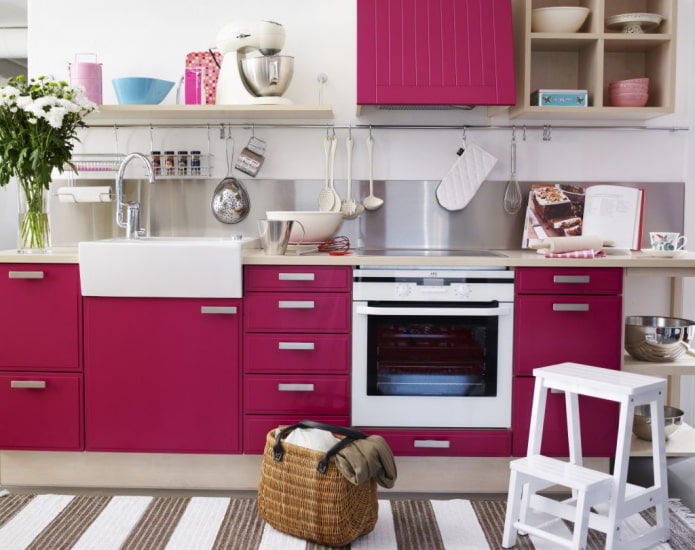 muebles y electrodomésticos en el interior de la cocina en tonos rosados