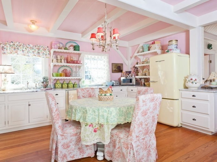 interior de cocina rosa en el estilo de shabby chic