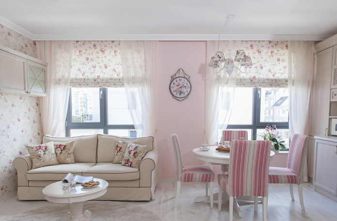 Cortinas en el interior de la cocina en tonos rosados.