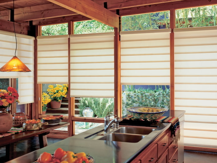 Cortinas en el interior de la cocina en estilo japonés.