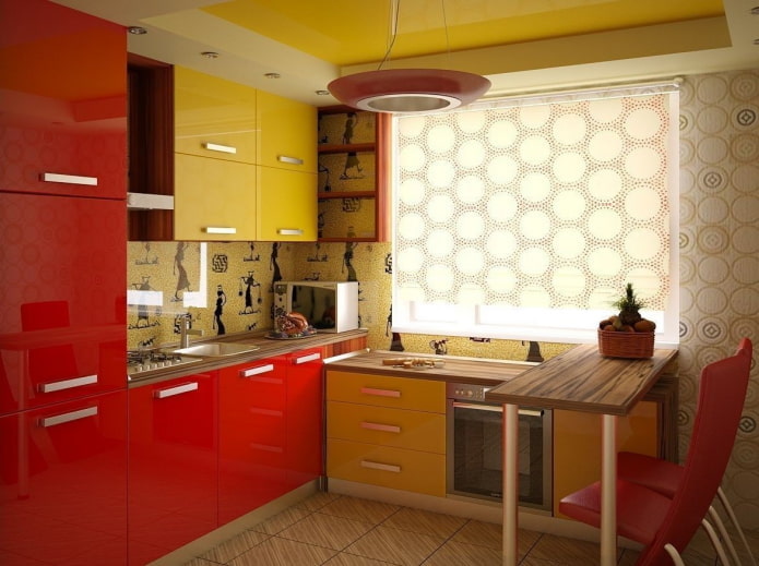 Interior de la cocina en colores amarillo y rojo.