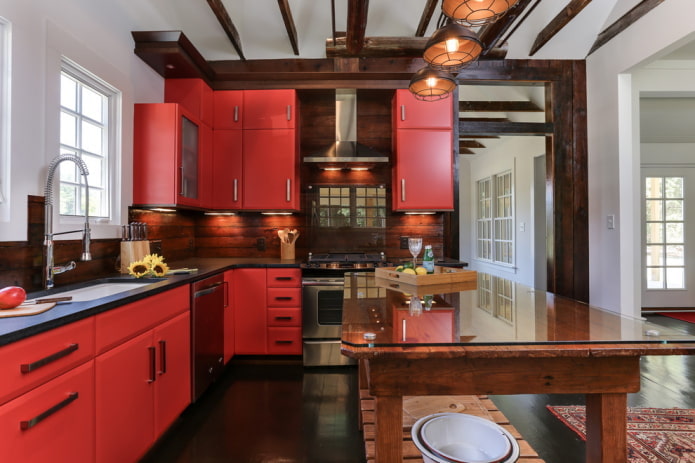 interior de la cocina en tonos rojo-marrón