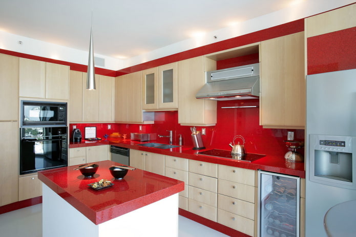 Interior de la cocina en tonos rojos y beige.