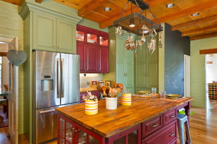 Interior de la cocina en colores rojo y verde.