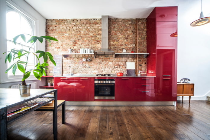 interior de la cocina en tonos rojo-marrón