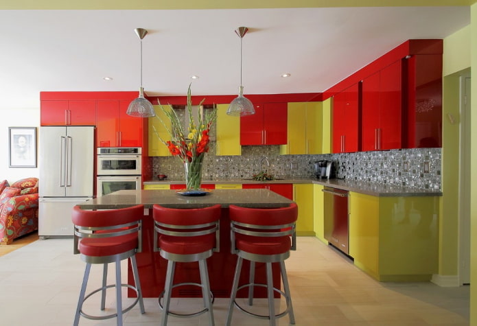 Interior de la cocina en colores rojo y verde.