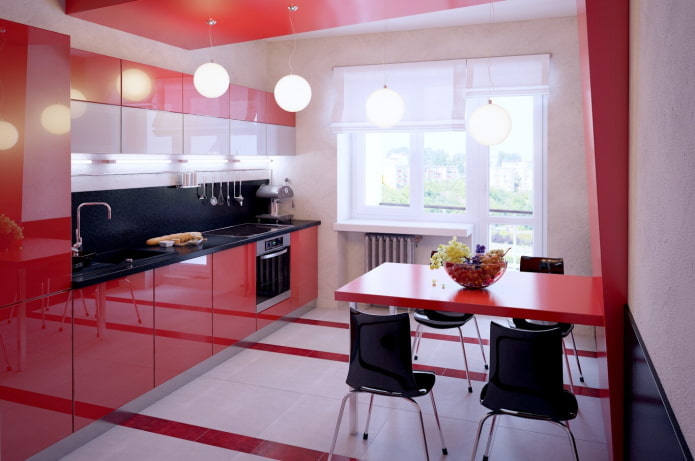 Cortinas en el interior de la cocina en tonos rojos.