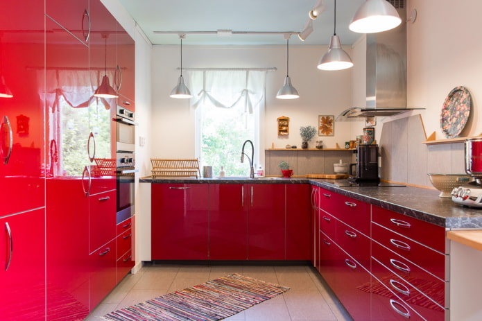 interior de una pequeña cocina en tonos rojos