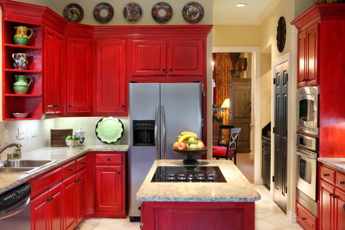 interior de una pequeña cocina en tonos rojos