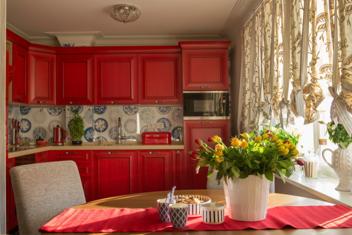 interior de una pequeña cocina en tonos rojos