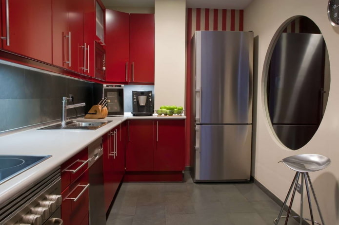 interior de una pequeña cocina en tonos rojos