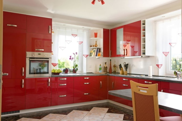 Cortinas en el interior de la cocina en tonos rojos.