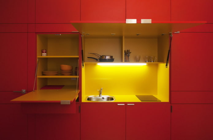 Interior de la cocina en colores amarillo y rojo.