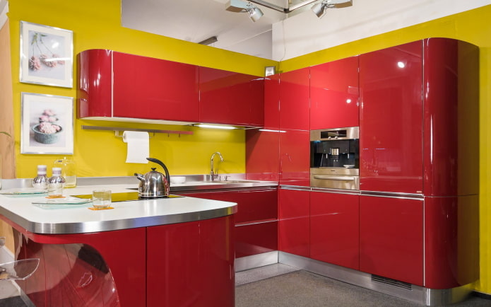 Interior de la cocina en colores amarillo y rojo.