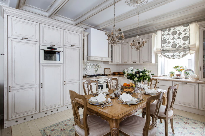 Estilo provenzal en el interior de una cocina blanca.