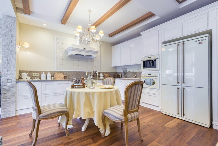 muebles en el interior de la cocina en estilo provenzal