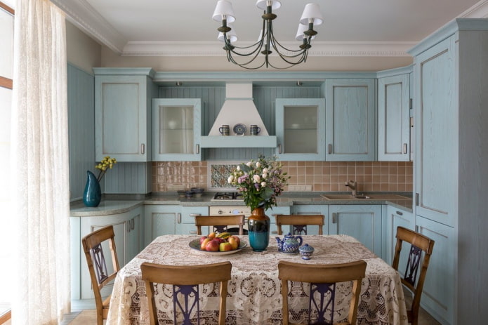 Estilo provenzal en el interior de una cocina azul.