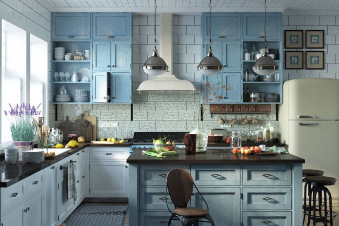 Estilo provenzal en el interior de una cocina azul.