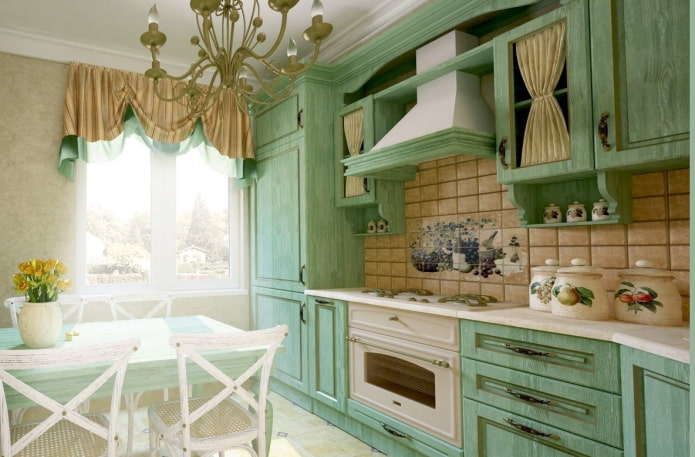 Estilo provenzal en el interior de una cocina verde.