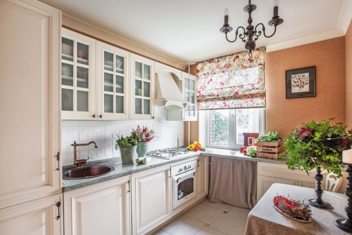 cortinas y textiles en el interior de la cocina en estilo provenzal